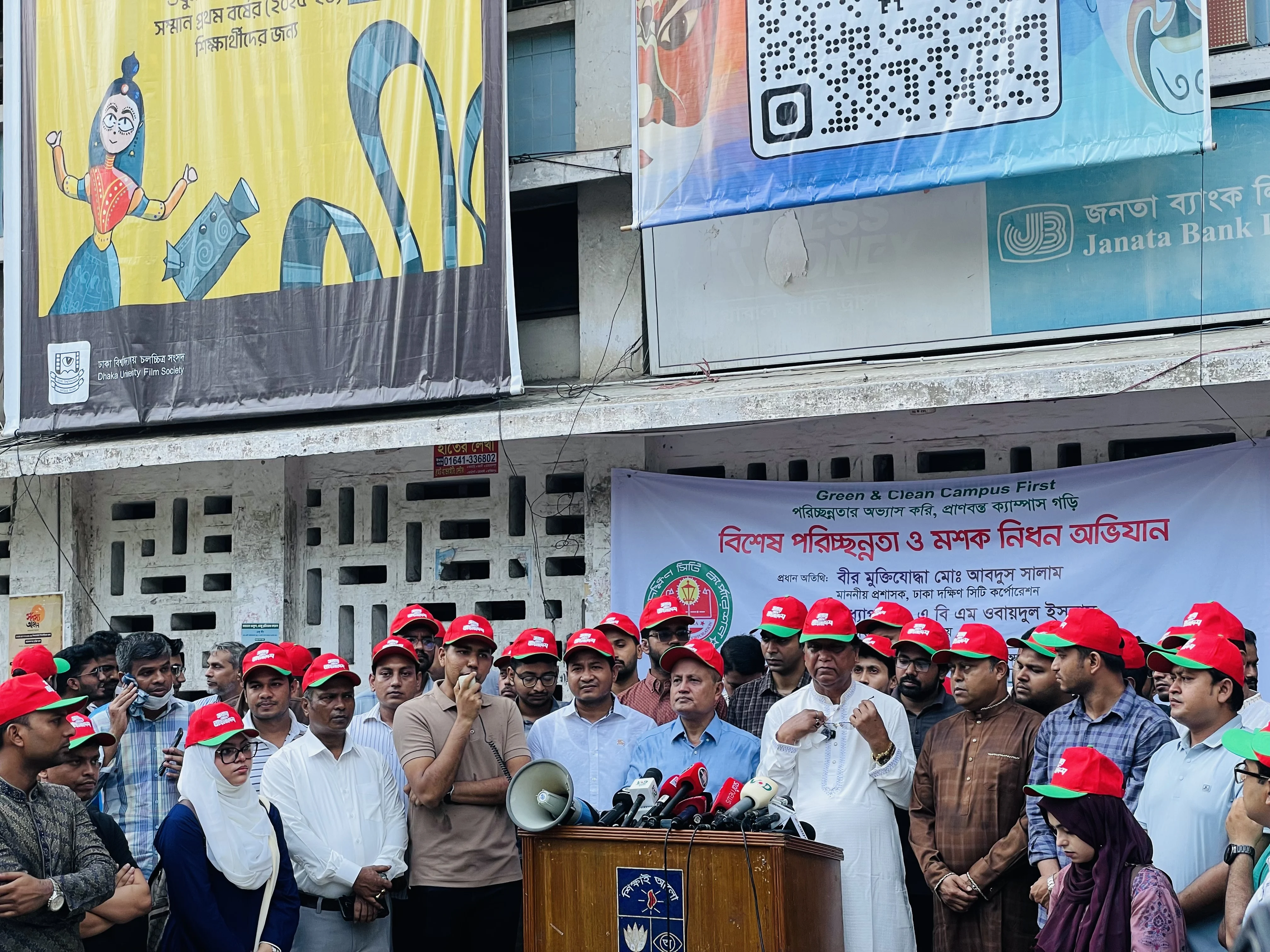 ঢাবিতে ‘ক্লিনিং ডে’ উদ্বোধন, ক্যাম্পাসজুড়ে পরিচ্ছন্নতা অভিযান — ক্যাম্পাস