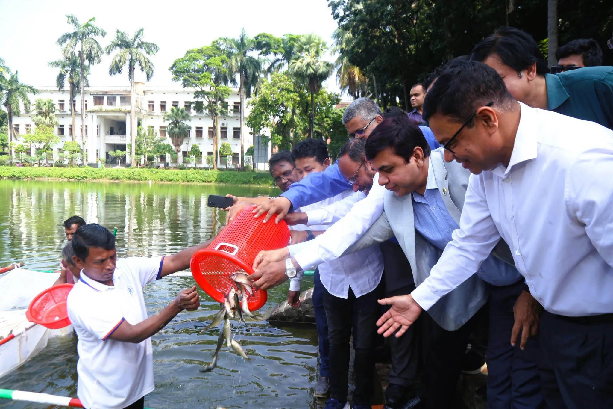 জাতীয় মৎস্য পক্ষ উপলক্ষে ঢাকা বিশ্ববিদ্যালয়ে পোনামাছ অবমুক্তকরণ — ক্যাম্পাস