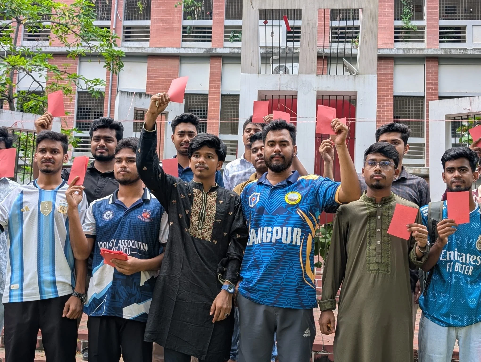 ভিসি নিয়োগের প্রতিবাদে ঢাকা কলেজ ক্যাম্পাসে শিক্ষার্থীদের লাল কার্ড প্রদর্শন — ক্যাম্পাস