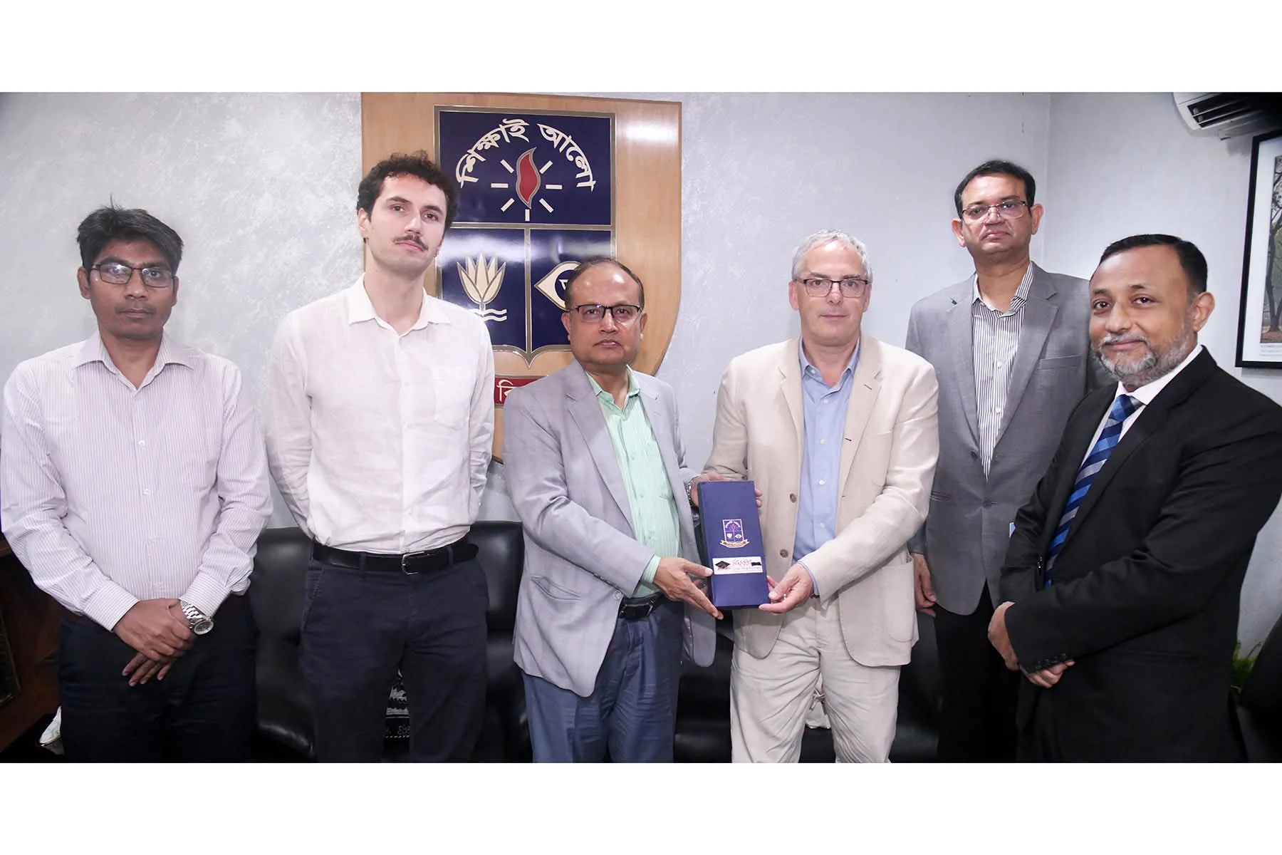 মানবাধিকার ও জলবায়ু নীতি নিয়ে যৌথ গবেষণার সম্ভাবনা, ঢাবি উপাচার্যের সঙ্গে ফরাসি বিশেষজ্ঞের সাক্ষাৎ — বিশ্ববিদ্যালয়