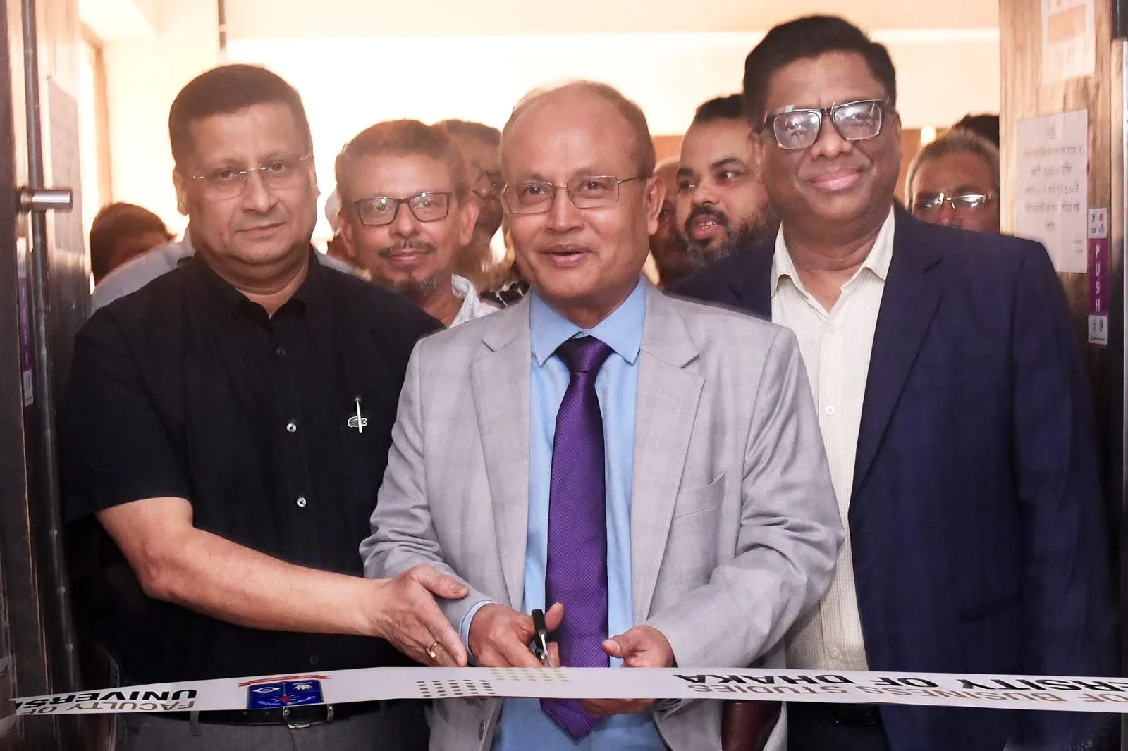 বিজনেস স্টাডিজ অনুষদের সংস্কারকাজ উদ্বোধন করলেন ঢাবি উপাচার্য — ক্যাম্পাস